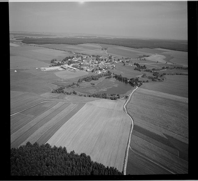 helikoptéra, neurčená vesnice  Na obálce: 6 Vesnice - 2 rybníčky Krajina Také velké pole v pozadí vesnice letecký snímek