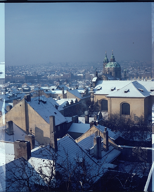 Praha v zimě (Malá Strana)  Na obálce: Praha v zímě, Agfa, Agfacolor CT18  Stranově převraceno Praha,Svatý Mikuláš