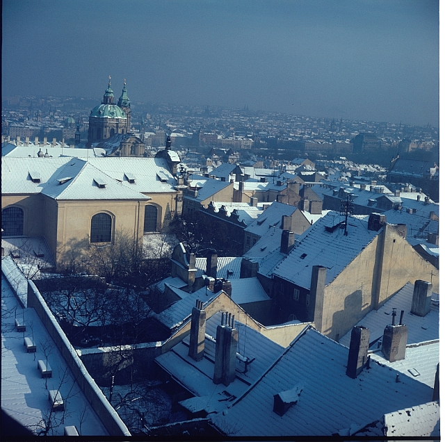 Praha v zimě (Malá Strana)  Na obálce: Praha v zímě, Agfa, Agfacolor CT18 Praha,Svatý Mikuláš