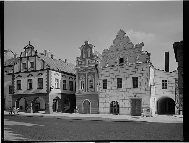 náměstí  na obálce cukrárna a 3 domky Měšťanské domy na náměstí. Foto 70. léta 20. stol. Tábor