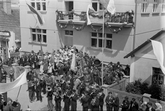 66. - Slavnost před domem Alfonse Šťastného z Padařova (in Czech), keywords: dům Alfonse Štastného z Padařova, parade, Edvard Beneš