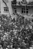 82. - Slavnost před domem Alfonse Šťastného z Padařova (in Czech), keywords: dům Alfonse Štastného z Padařova, parade, Edvard Beneš