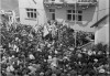 83. - Slavnost před domem Alfonse Šťastného z Padařova (in Czech), keywords: dům Alfonse Štastného z Padařova, parade, Edvard Beneš