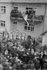87. - Slavnost před domem Alfonse Šťastného z Padařova (in Czech), keywords: dům Alfonse Štastného z Padařova, parade, Edvard Beneš