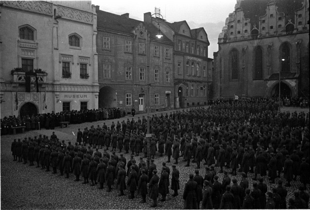Panachyda s vojskem na náměstí, T. G. Masaryk? (in Czech), keywords: Panachyda, soldier, uniform, T. G. Masaryk  Panachyda, soldier, uniform, T. G. Masaryk