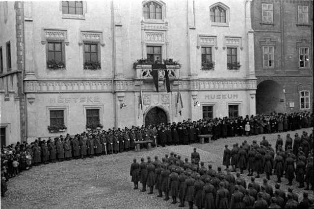 Panachyda s vojskem na náměstí, T. G. Masaryk? (in Czech), keywords: Panachyda, soldier, uniform, T. G. Masaryk  Panachyda, soldier, uniform, T. G. Masaryk