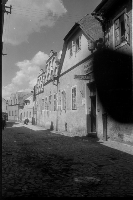 Kotnovskou ulicí dům od domu (in Czech), keywords: Tábor, Kotnovská ulice  Tábor, Kotnovská ulice