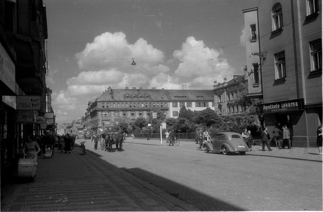 Z Křižíkova náměstí ke Komerční bance za 2. světové války (in Czech), keywords: Tábor, Třída 9. května  Tábor, Třída 9. května