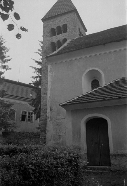 Od románského kostela k zámečku, Neustupov (in Czech), keywords: church, castle  church, castle