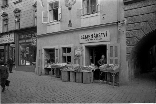 Cestou z náměstí (in Czech), keywords: Pražská, obchod (Czech) mlýn obráceně Pražská, obchod