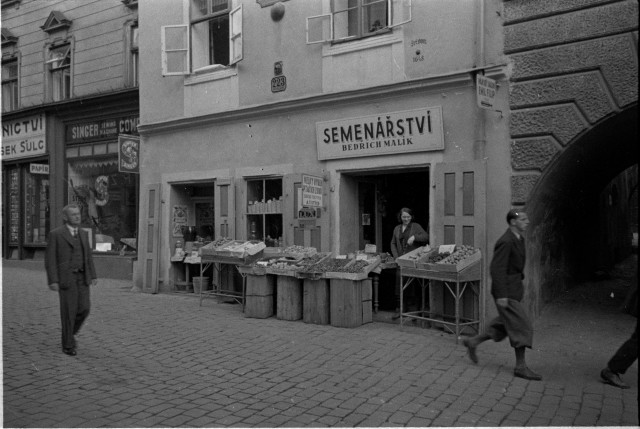 Cestou z náměstí (in Czech), keywords: Pražská, obchod (Czech) mlýn obráceně Pražská, obchod