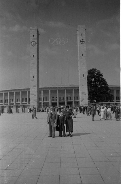 Šechtlovi a Dušek v Berlíně na olympiádě (in Czech), keywords: Berlín, olympiáda (Czech) mlýn obráceně Berlín, olympiáda