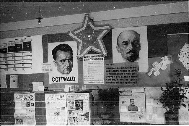 Komunistické plakáty (in Czech), keywords: poster, exposition, komunismus