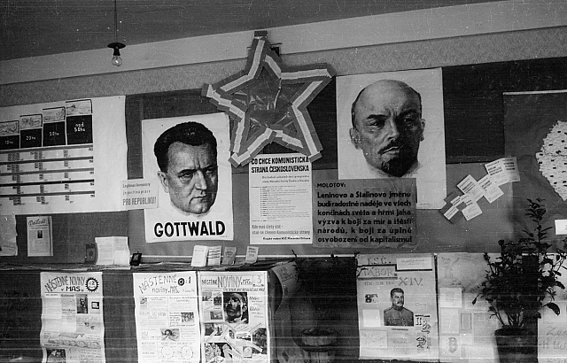 Komunistické plakáty (in Czech), keywords: poster, exposition, komunismus