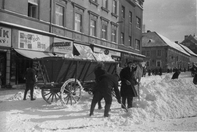 odvoz sněhu na Křižíkově náměstí (in Czech), keywords: winter, Křižík's square  winter, Křižík's square