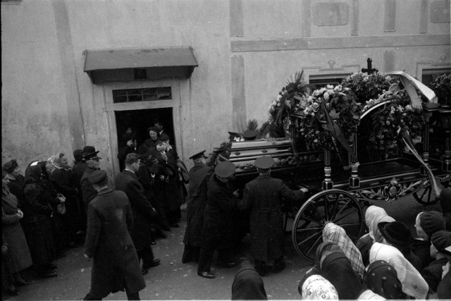 vynášení rakve Rudolfa Žahoura (in Czech), keywords: Rudolf Žahour, funeral, Mladá Vožice  Rudolf Žahour, funeral, Mladá Vožice