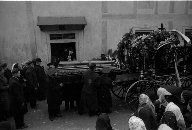 vynášení rakve Rudolfa Žahoura (in Czech), keywords: Rudolf Žahour, funeral, Mladá Vožice  Rudolf Žahour, funeral, Mladá Vožice