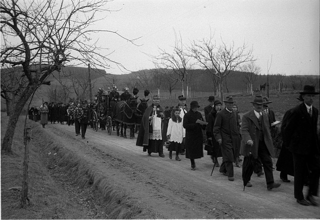 Pohřeb u Žahourů ve mlýně (in Czech), keywords: funeral, mill, Žahout  funeral, mill, Žahout