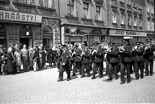 Průvod v Táboře (in Czech), keywords: sokol, Tábor, festival, garb, parade, music (Czech) na obalu sokol32, škrtnuto, 1. máj 1948 sokol, Tábor, festival, garb, parade, music