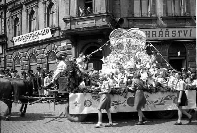 Průvod v Táboře (in Czech), keywords: sokol, Tábor, festival, garb, parade (Czech) na obalu sokol32, škrtnuto, 1. máj 1948 sokol, Tábor, festival, garb, parade