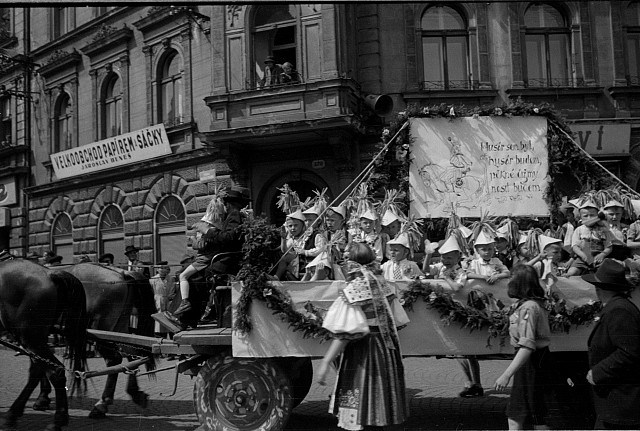 Průvod v Táboře (in Czech), keywords: sokol, Tábor, festival, garb, parade (Czech) na obalu sokol32, škrtnuto, 1. máj 1948 sokol, Tábor, festival, garb, parade