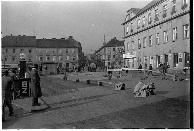 dláždění na Křižíkově náměstí (in Czech), keywords: familly, dláždění, Křižík's square  familly, dláždění, Křižík's square