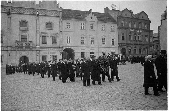 Pohřeb Ing. Frmánka (in Czech), keywords: Formánek, square, funeral  Formánek, square, funeral
