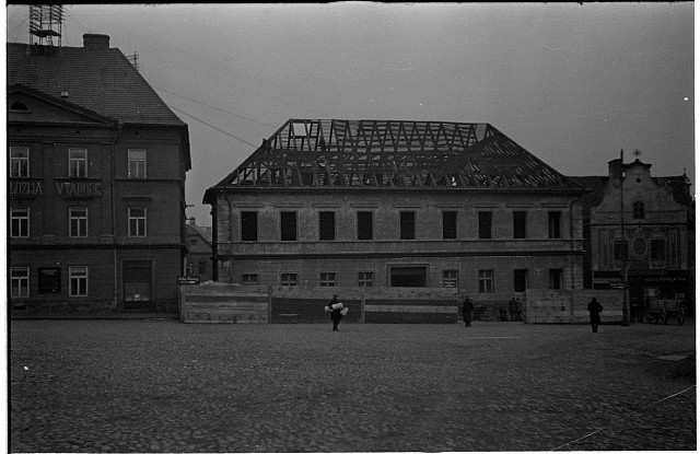 Bourání hejtmanství (in Czech), keywords: square, Tábor, construction (Czech) znovu 4998 square, Tábor, construction