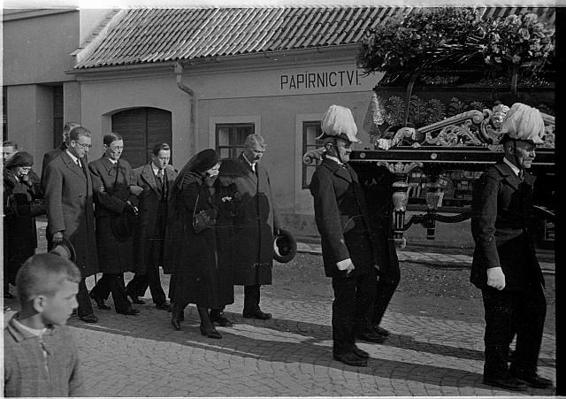 Pohřeb Krajíce v Bechyni (in Czech), keywords: funeral, Krajíc, Bechyně papírnictví(Czech) znovu 4998 funeral, Krajíc, Bechyně