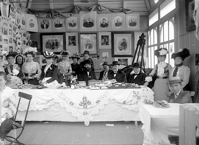 V pavilonu Šechtl Voseček na Jihočeské výstavě 1902 (in Czech), keywords: group, Tábor, Šechtl, , festival, exposition, 1902