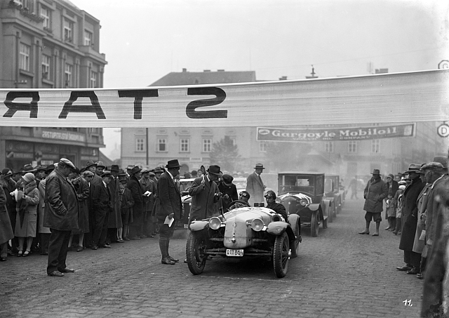 Start továrního závodního automobilu Tatra 12 (Targa)chlazeného vzduchem v roce 1928 (in Czech), keywords: Tábor, car club, sport, contests, car, Tatra