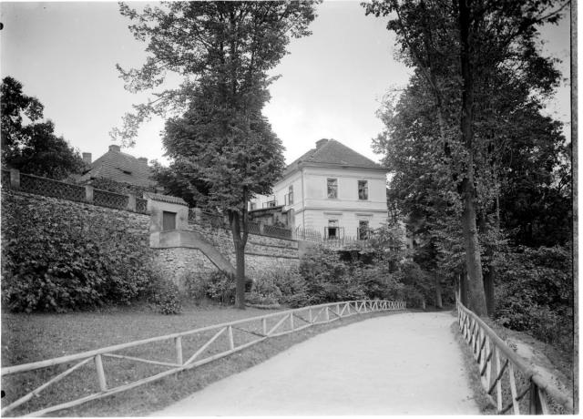 View of house 326, from Holeček park  Tábor, park, house no. 326
