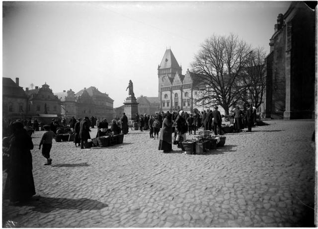 Trh na Žižkově náměstí po roce 1915 (in Czech), keywords: Tábor, square, market  Tábor, square, market