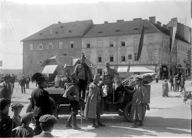 náměstí  Františka Křižíka s autem a důstojníky (in Czech), keywords: rmperor manoeuvre, group, car, army, Křižík's square, Tábor