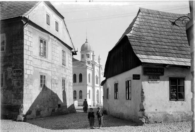 View of the synagogue from Kotnovská street after 1902  Tábor, Kotnovská ulice, synagogue