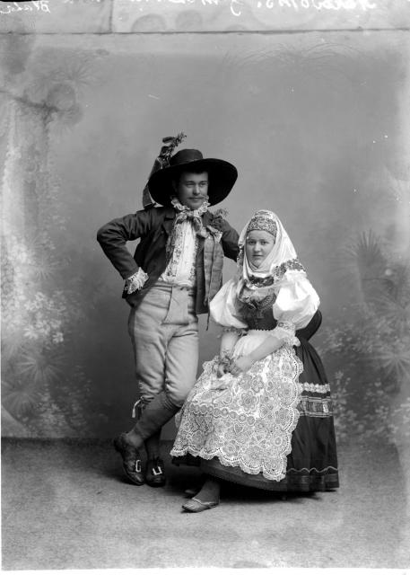 Ženich s nevěstou v blatském kroji kolem 1890 (in Czech), keywords: garb, figure, groom, bride  garb, figure, groom, bride