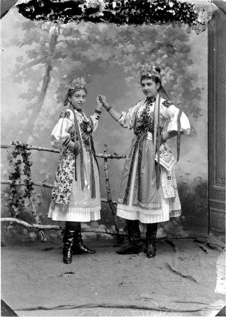 Dvě dívky v kopanickém kroji (in Czech), keywords: garb, figure, kopanický, Starý Hrozenkov  garb, figure, kopanický, Starý Hrozenkov