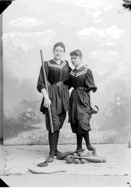 Sportswomen with Sporting Equipment, end 19th Century (Czech) nemecke turnerky, - turnerske damske odbory vznikaly, podobne jako sokol... sport, figure, pair, lady, Indian club