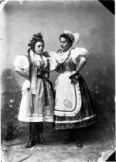 dvě ženy v krojích (in Czech), keywords: garb, figure, garb  garb, figure, garb