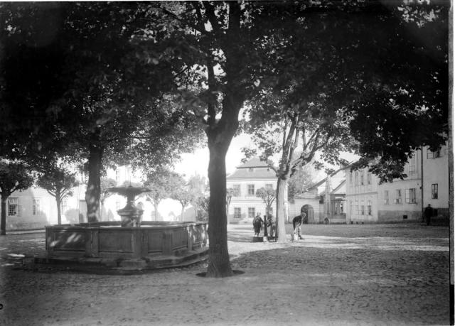 Mikuláš of Hus Square, end 19th century. View of water fountain and Maria gate  Tábor, Mikoláš z Husi square, pump