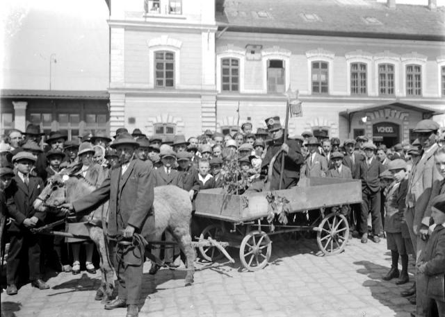 pouť na Vtračkách vůz s oslem u nádraží (in Czech), keywords: Tábor, saint's-day, festival, Vrtačky, cart, donkey  Tábor, saint's-day, festival, Vrtačky, cart, donkey