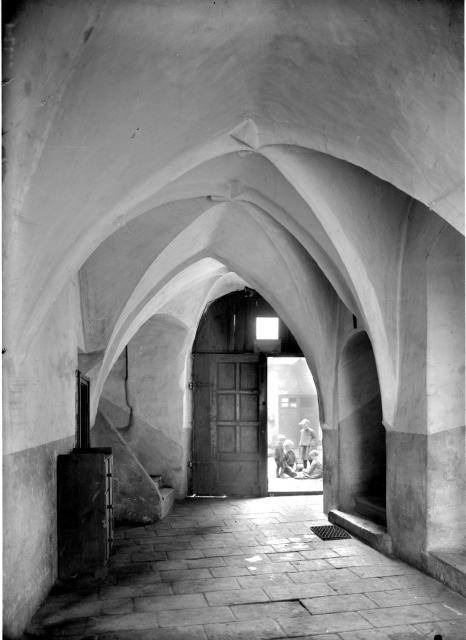 Gothic Rennaisance arches in hall of house number 140, Koželužská Street