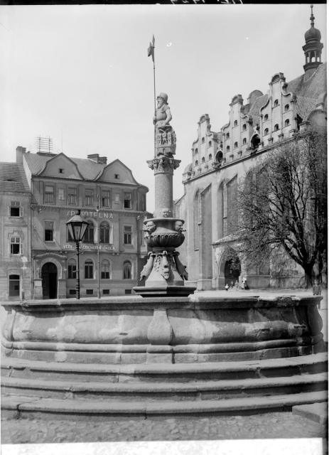  náměstí kašna- 7.5.1929 (in Czech), keywords: Tábor, square, fountain Spořitelna, Veřejná obchodní škola Tábor, square, fountain