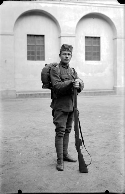 Záložek v plné polní (in Czech), keywords: figure, soldier, uniform, weapon