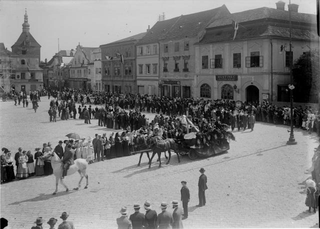 Pelhřimov,náměstí,průvod (in Czech), keywords: Pelhřimov, square, parade, event