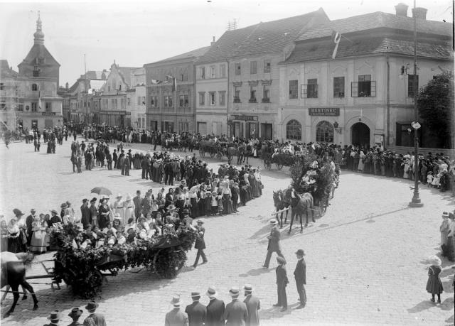 Pelhřimov,náměstí s průvodem (in Czech), keywords: Pelhřimov, square, parade, event  Pelhřimov, square, parade, event