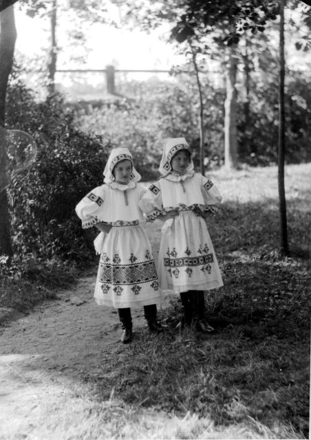 Two girls in national dress   figure, garb, holčičky, Slovensko, Valašská Bělá