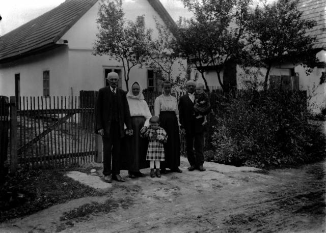 Rodina Prokopova  před domem č. 36 v Turovci 1925 (in Czech), keywords: group, familly, Prokop, Turovec