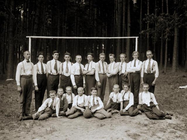 Chlapci na fotbalovém hřišti v Turovci 1925 (in Czech), keywords: group, Turovec, fotbal, míč
