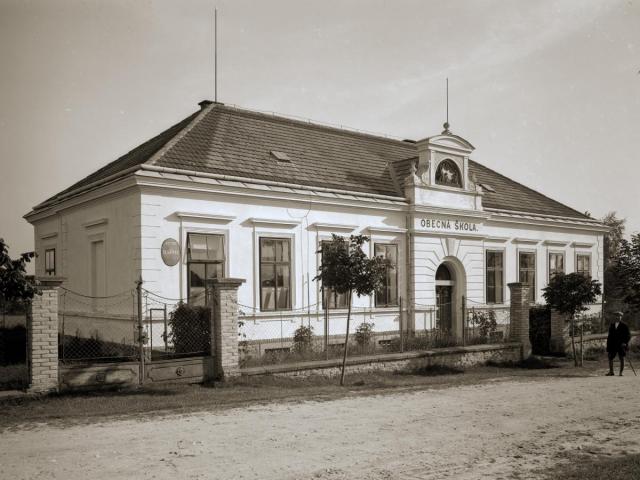 Obecná škola v Turovci 1925 (in Czech), keywords: school, Turovec, architecture